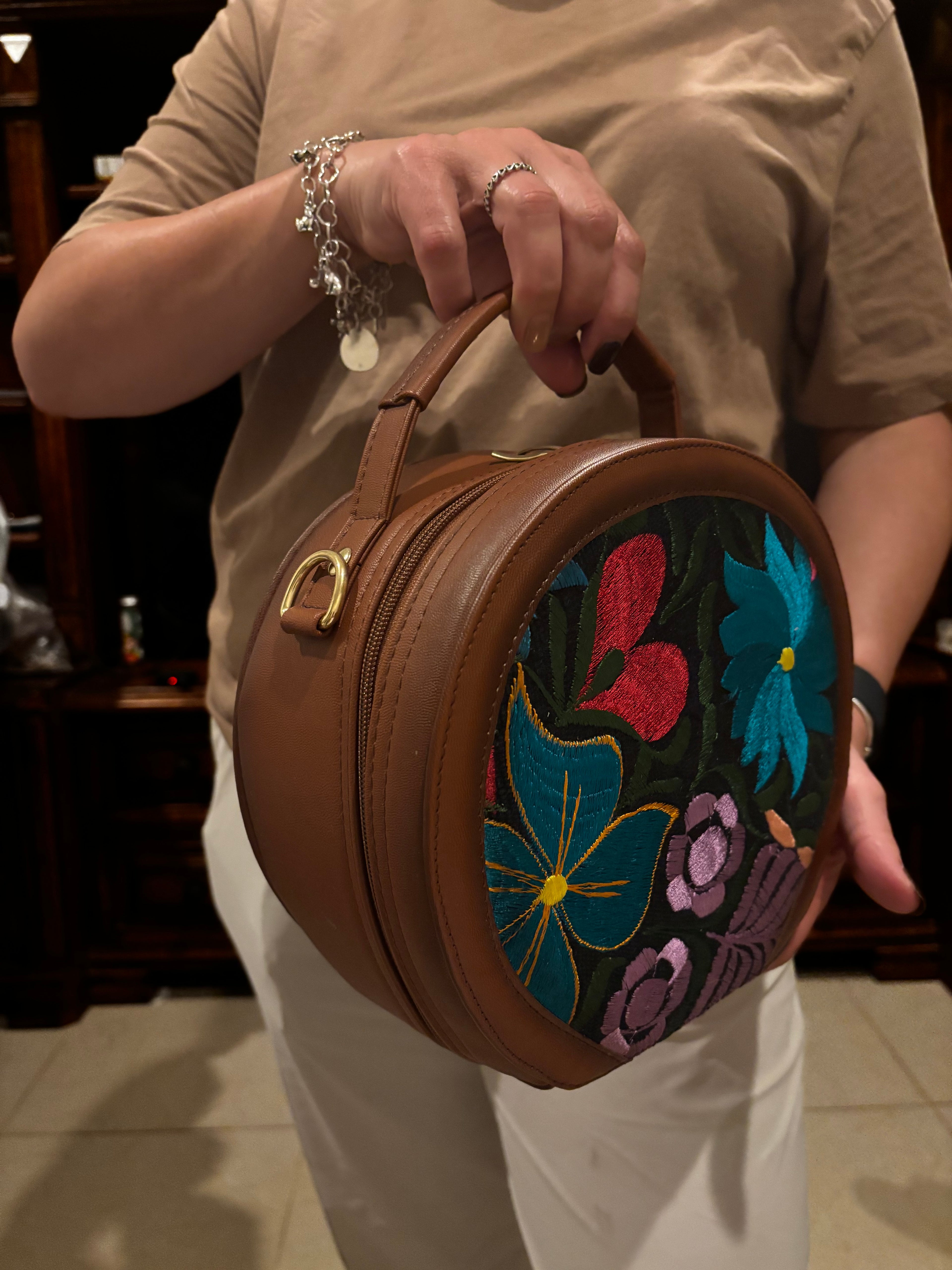 Bolsa Circular Artesanal de Yute y Cuero Vegano – Bordado Mexicano