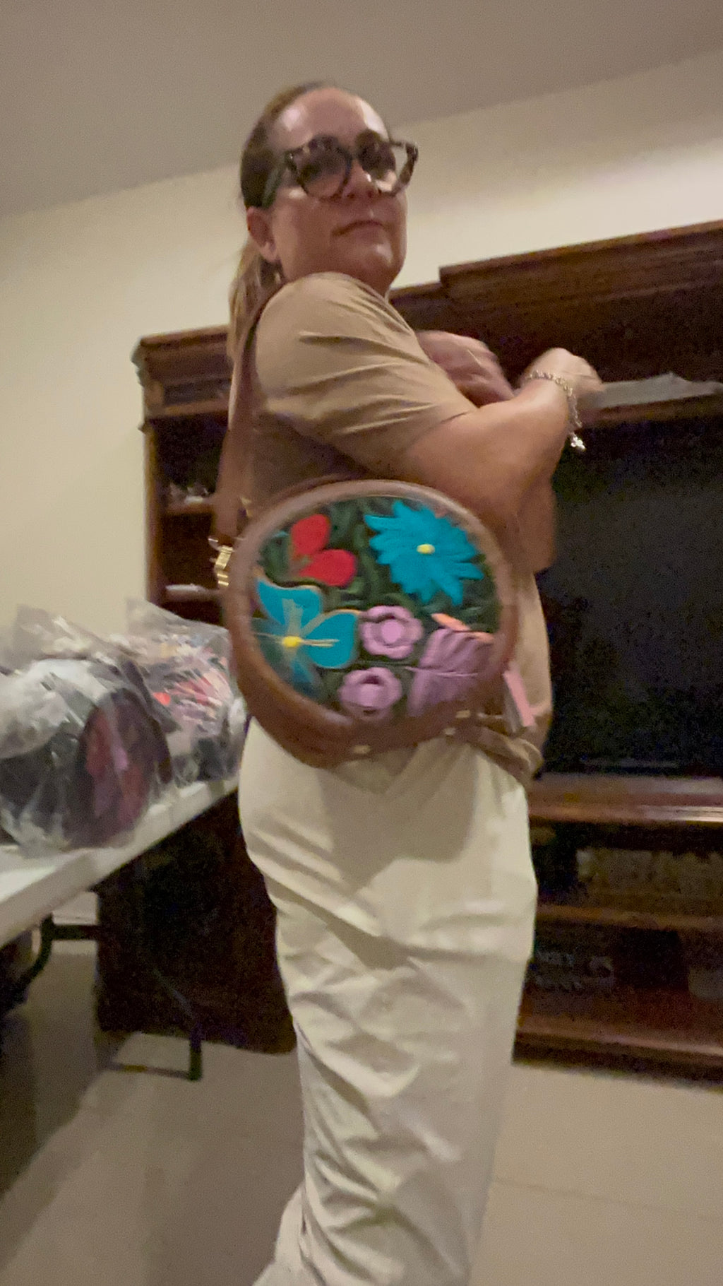 Bolsa Circular Artesanal de Yute y Cuero Vegano – Bordado Mexicano