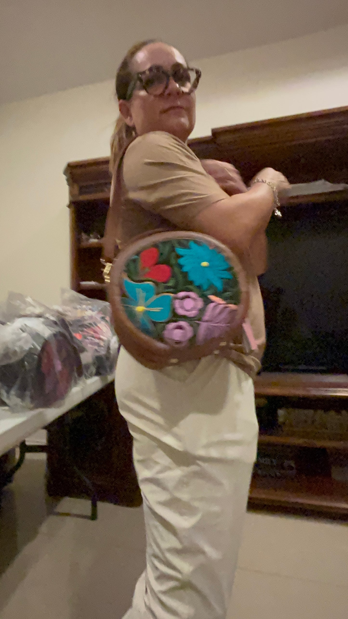 Bolsa Circular Artesanal de Yute y Cuero Vegano – Bordado Mexicano