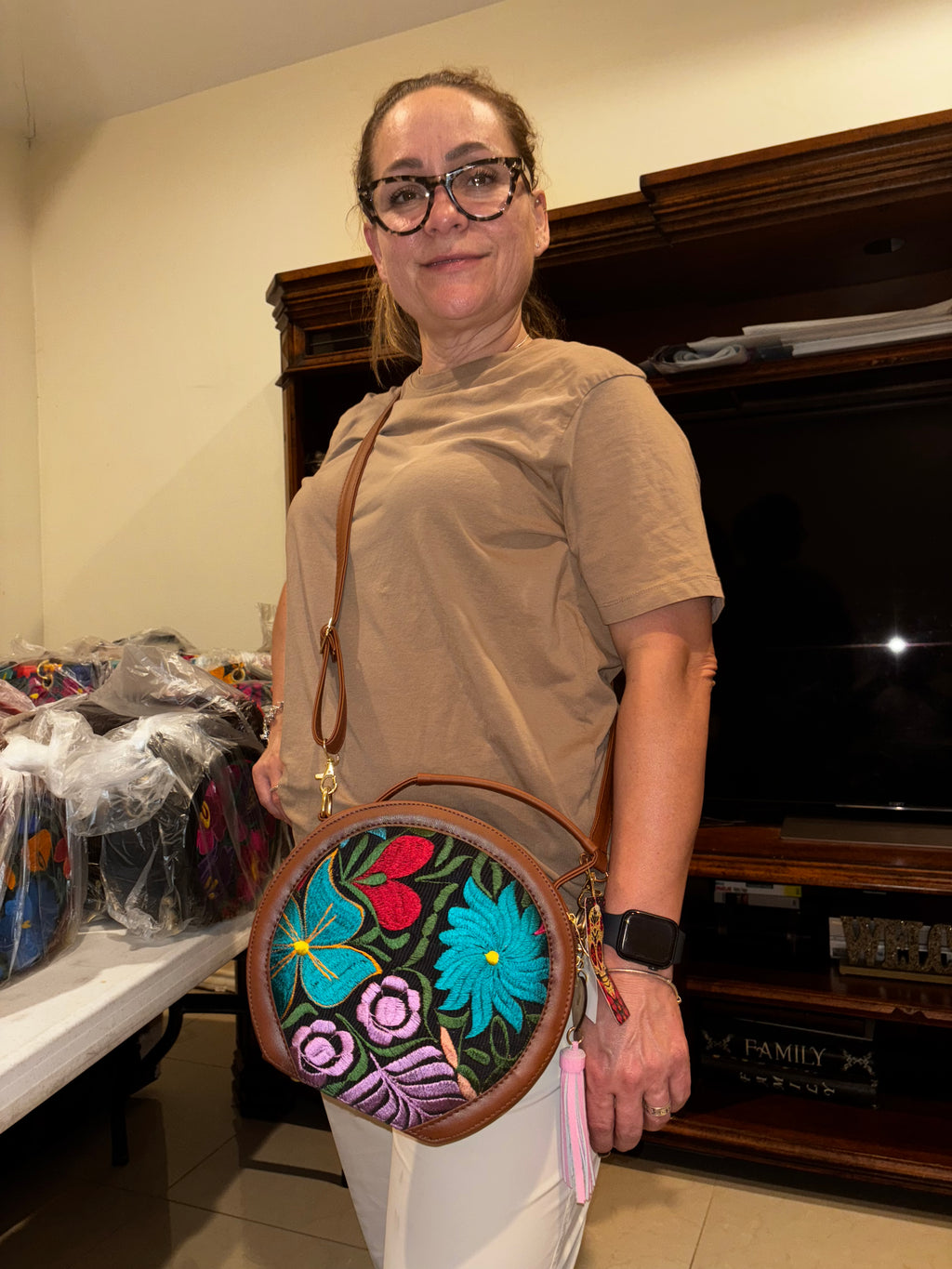 Bolsa Circular Artesanal de Yute y Cuero Vegano – Bordado Mexicano