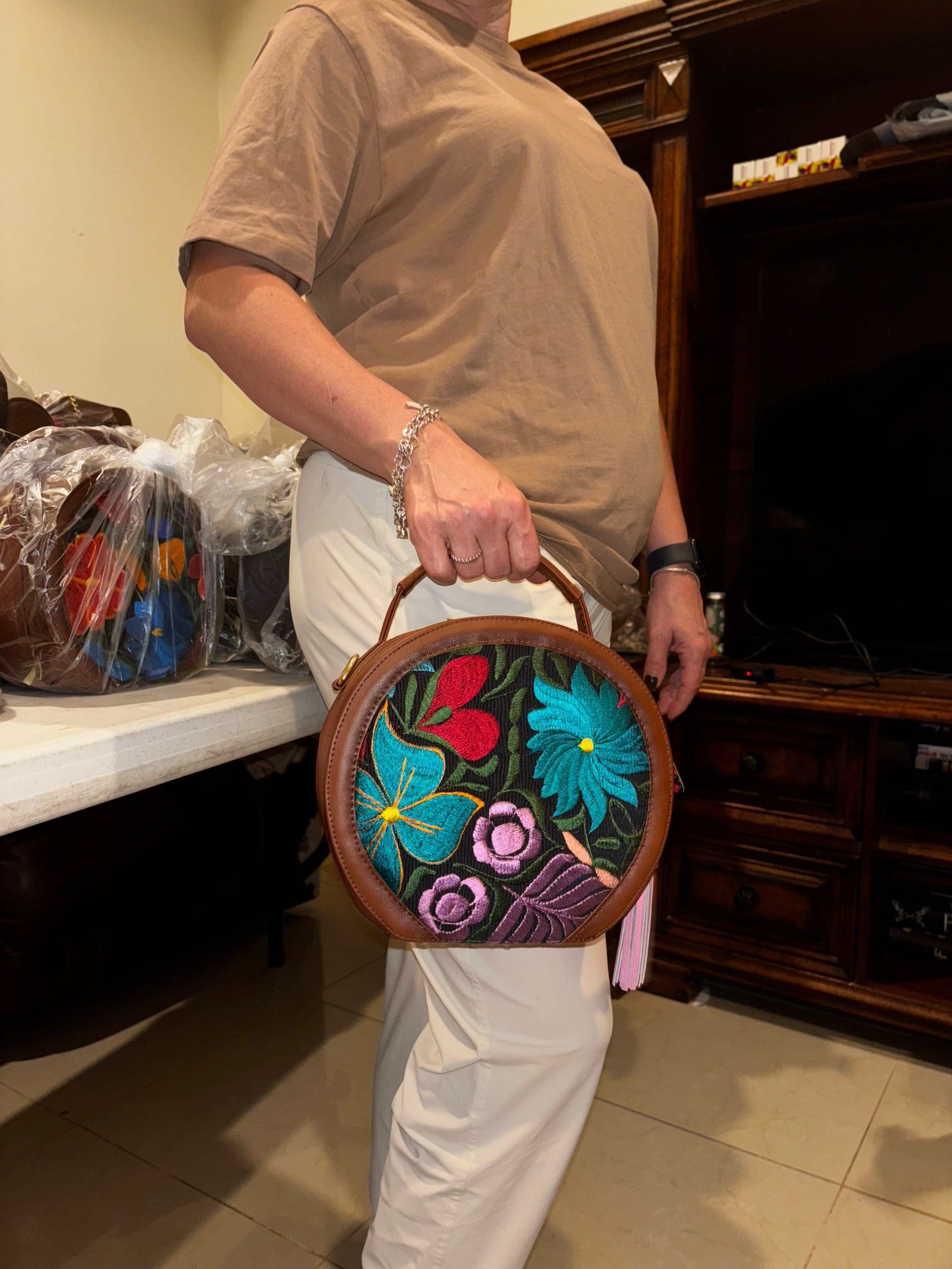 Bolsa Circular Artesanal de Yute y Cuero Vegano – Bordado Mexicano