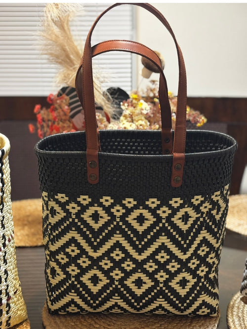 BOLSO ARTESANAL DE TEJIDO HUICHOL FINO