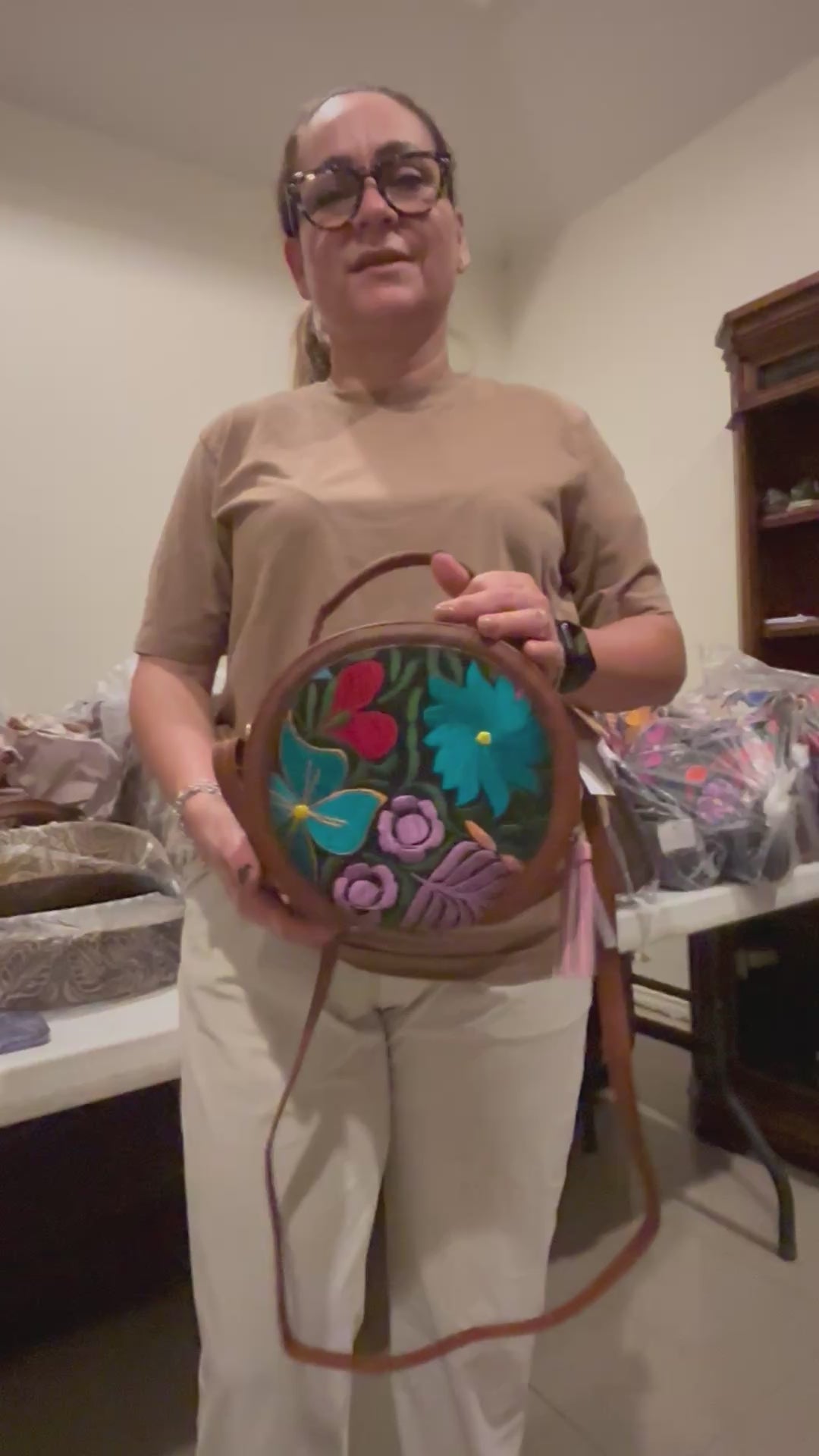 Bolsa Circular Artesanal de Yute y Cuero Vegano – Bordado Mexicano